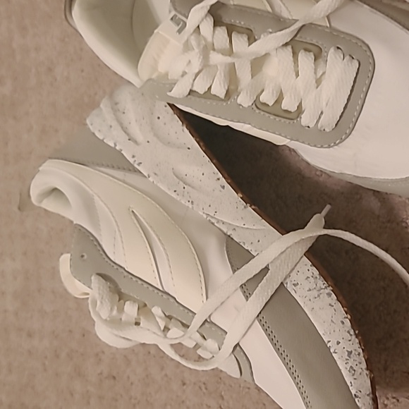 Steve Madden White Sneaker NEW - Picture 9 of 11
